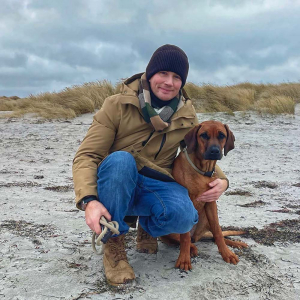 Sven Müller Laboe mit Hund am Strand